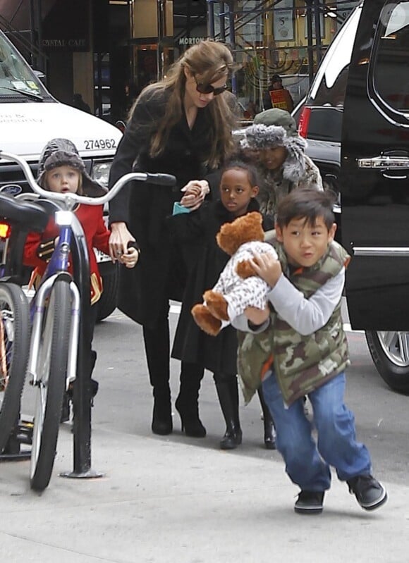Angelina Jolie à New York avec ses enfants Shiloh, Zahara, Pax et Maddox - décembre 2010