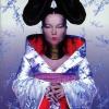 Album Homogenic de Björk, photo par Nick Knight et stylisme Alexander McQueen