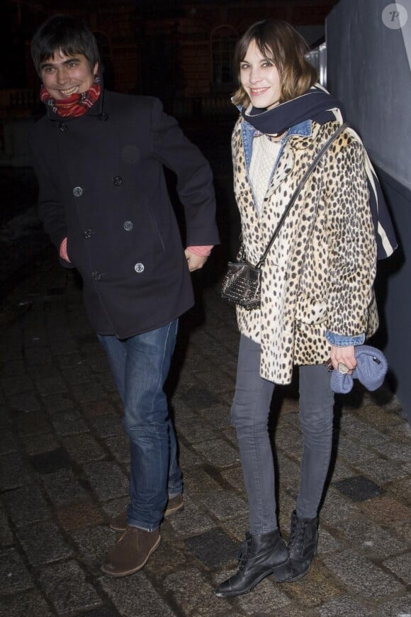 Alexa Chung parfaite dans un manteau léopard et dans un joli look masculin-féminin.
