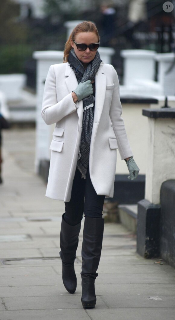 Stella McCartney ressort son manteau blanc pour affonter le rude hiver 