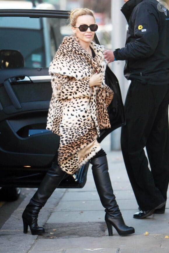 Kylie Minogue en léopard et cuissardes pour un look sexy, même en hiver 