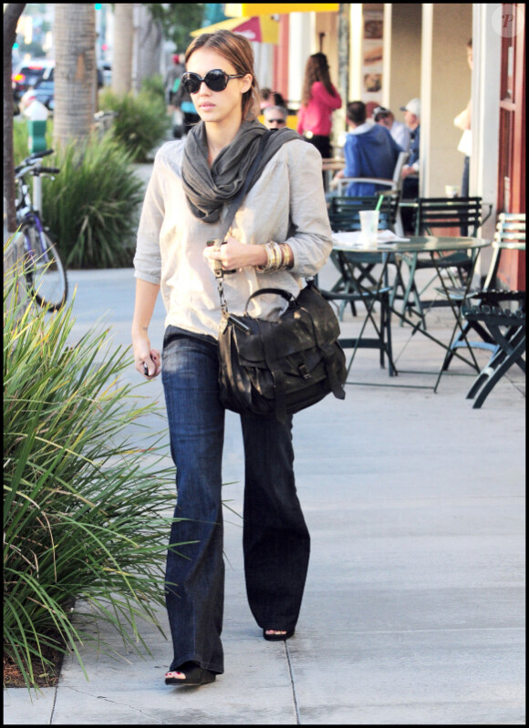 Jessica Alba en casual look mise sur les accessoire pour donner de l'allure à son look un peu triste.