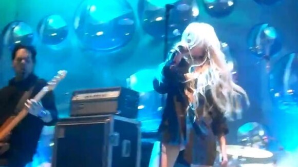 Taylor Momsen : Après avoir montré sa poitrine en concert, elle exhibe le bas !