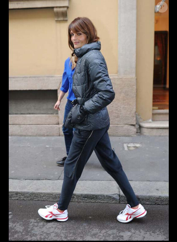 Helena Christensen se promène en jogging baskets dans les rues de Milan le 5 décembre 2010