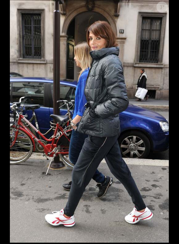 Helena Christensen se promène en jogging baskets dans les rues de Milan le 5 décembre 2010