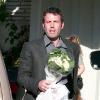 Ben Affleck offre des fleurs à sa belle (12 décembre 2010 à Pacidic Palisades)