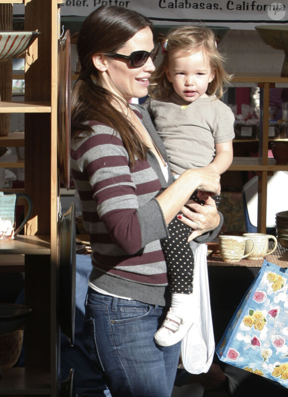La famille Affleck-Garner enfin réunie : Jennifer et Seraphina trop mimi ! (12 décembre 2010 à Pacific Palisades)