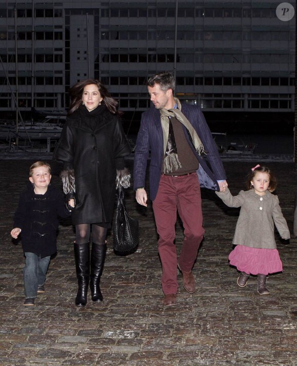 Mary de Danemark, enceinte de jumeaux dont la naissance est attendue en janvier 2011, était de sortie à Tivoli (Copenhague) le 11 décembre 2010 avec son époux le prince héritier Frederik et leurs enfants Christian et Isabella.