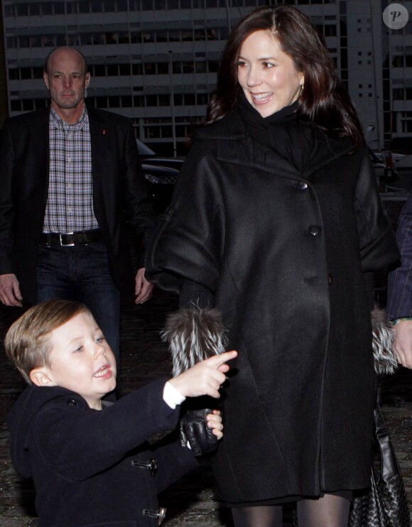 Mary de Danemark, enceinte de jumeaux dont la naissance est attendue en janvier 2011, était de sortie à Tivoli (Copenhague) le 11 décembre 2010 avec son époux le prince héritier Frederik et leurs enfants Christian et Isabella.