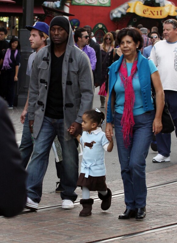 Tyrese Gibson, sa fille Shayla et sa grand-mère dans les rues de Los Angeles, le 11 décembre 2010