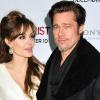 Angelina Jolie n'a d'yeux que pour Brad Pitt mais pas pour son manteau au col fourrure...
