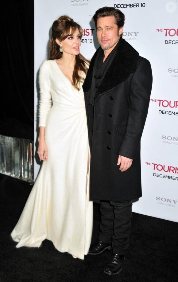 Angelina Jolie n'a d'yeux que pour Brad Pitt mais pas pour son manteau au col fourrure...
