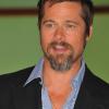 Brad Pitt en chemise ouverte et chaîne en or qui brille