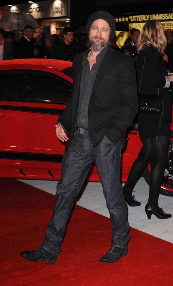 Brad Pitt avec un look improbable