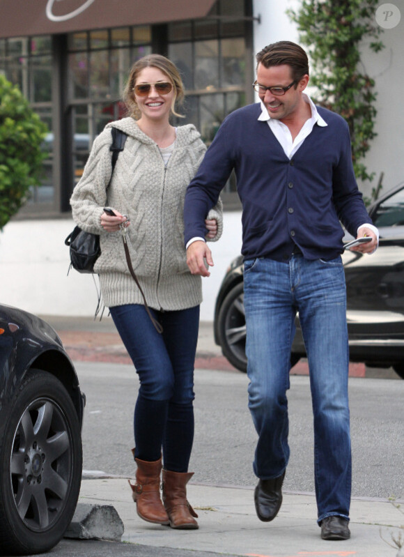 Rebecca Gayheart complice avec un ami à Beverly Hills, le 14 décembre 2010