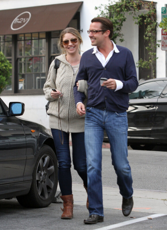 Rebecca Gayheart complice avec un ami à Beverly Hills, le 14 décembre 2010