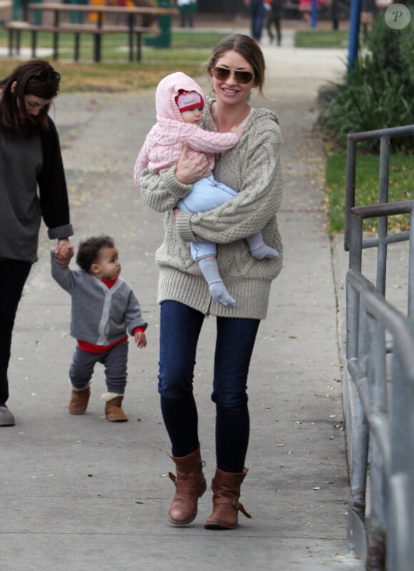 Rebecca Gayheart complice avec sa fille à Beverly Hills, le 14 décembre 2010