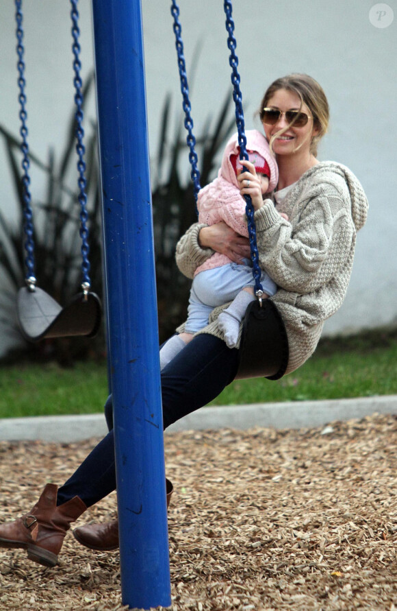 Rebecca Gayheart complice avec sa fille à Beverly Hills, le 14 décembre  2010
