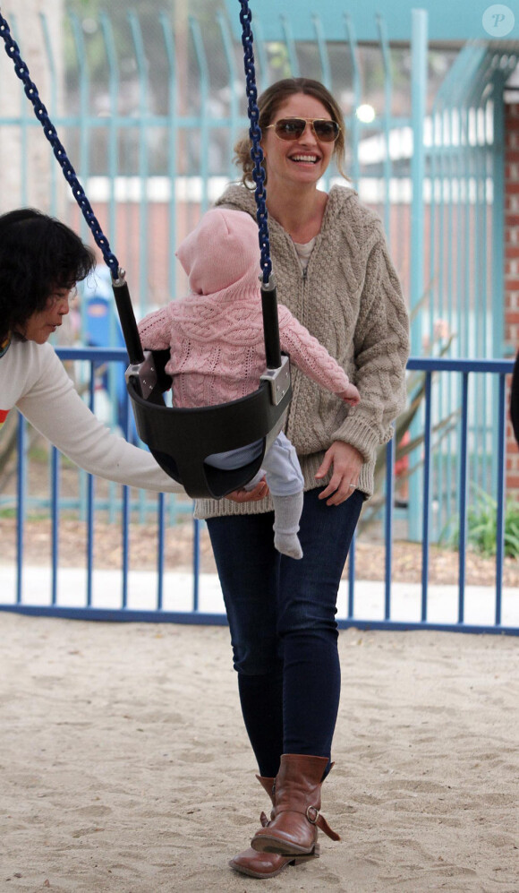 Rebecca Gayheart complice avec sa fille à Beverly Hills, le 14 décembre  2010