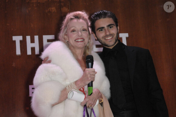 Caroline Sihol reçoit une magnifique fourrure de la part de Julian Lazare Sam Rone, lors de la soirée des Best, le 13 décembre 2010