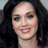 Katy Perry adepte de la couleur, porte un make-up bicolore.