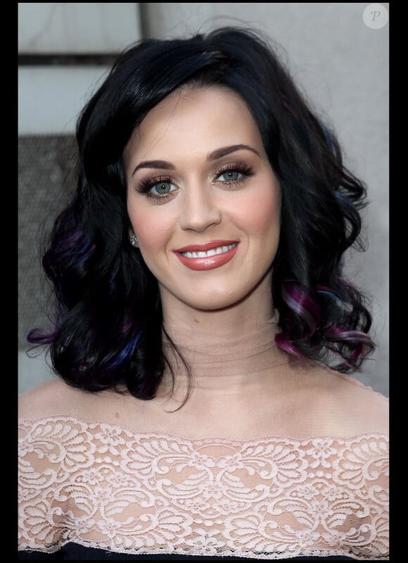 Katy Perry adepte de la couleur, porte un make-up bicolore.