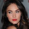 Megan Fox sait mettre ses lèvres pulpeuses avec un rouge vif.
