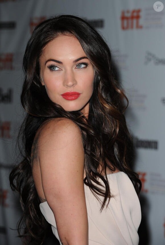 Megan Fox sait mettre ses lèvres pulpeuses avec un rouge vif.