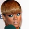 Comme Rihanna on porte une couleur vive sur une paupière pour illuminer le regard.
