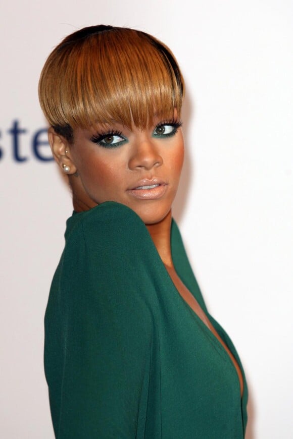 Comme Rihanna on porte une couleur vive sur une paupière pour illuminer le regard.
