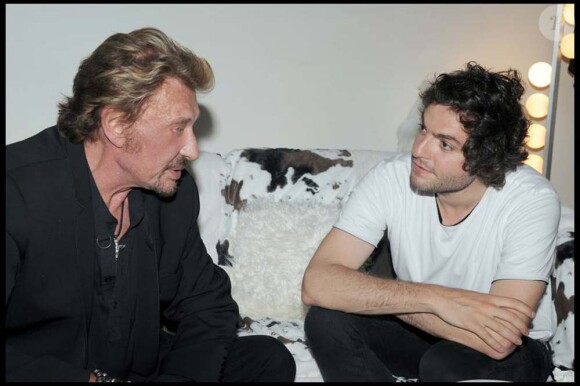 Johnny Hallyday auprès de Mathieu Chedid après son concert à L'Olympia, le 27 mai 2010