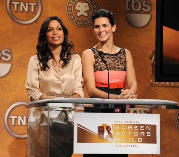 Rosario Dawson et Angie Harmon lors de l'annonce des nominés des SAG Awards, au Pacific Design Center de Los Angeles, le 16 décembre 2010.