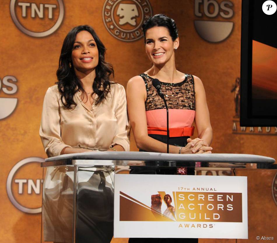 Rosario Dawson et Angie Harmon lors de l&#039;annonce des nominés des SAG Awards, au Pacific Design Center de Los Angeles, le 16 décembre 2010. 