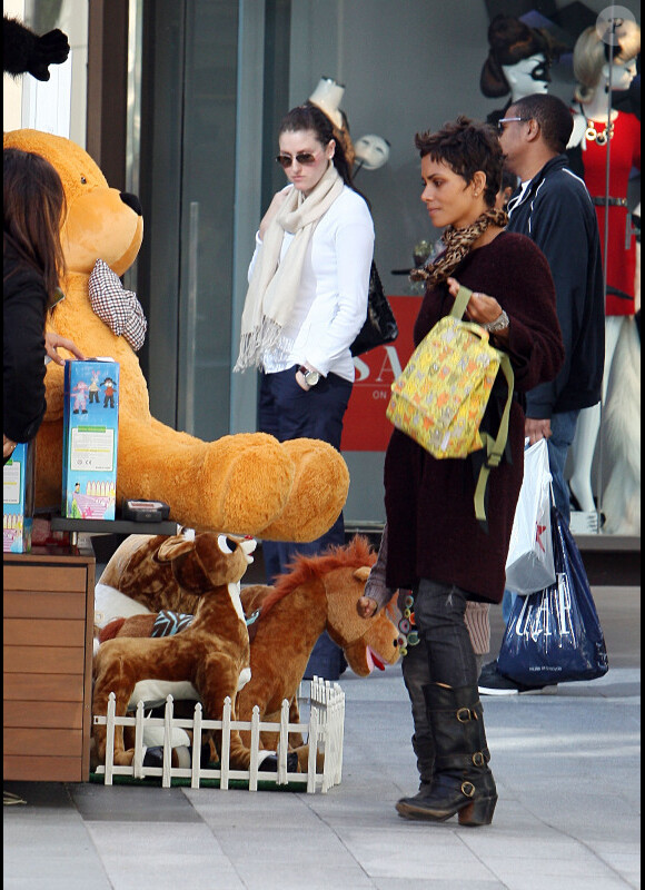 Halle berry et sa fille Nahla à Los Angeles, le 16 décembre 2010.