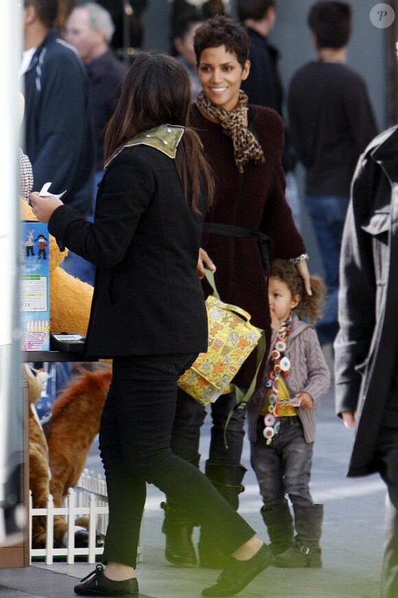 Halle Berry et sa fille Nahla à Los Angeles, le 16 décembre 2010.