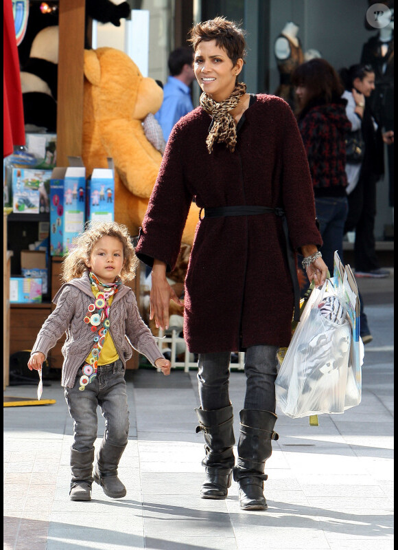 Halle Berry et sa fille Nahla à Los Angeles. 16/12/2010