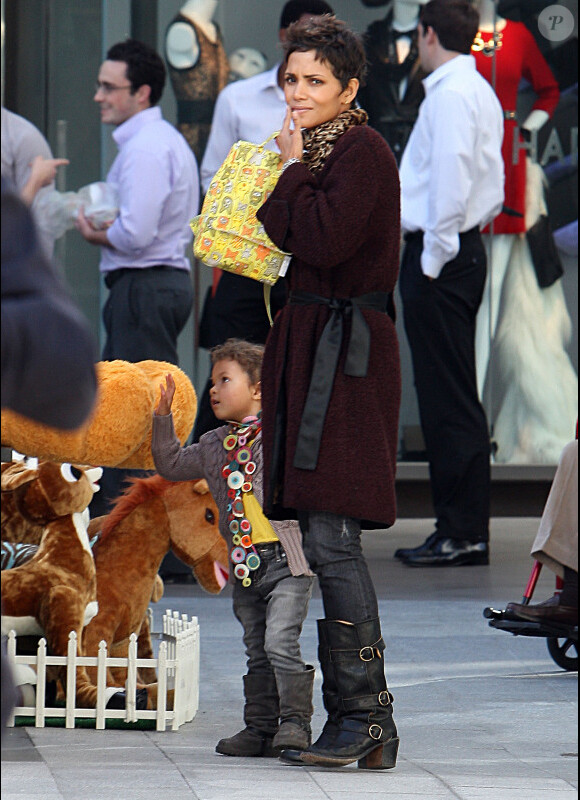 Halle Berry et sa fille Nahla à Los Angeles. 16/12/2010