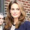 Natalie Portman se protège du froid avec un manteau signé Marc Jacobs à New York, le 22 novembre 2010.