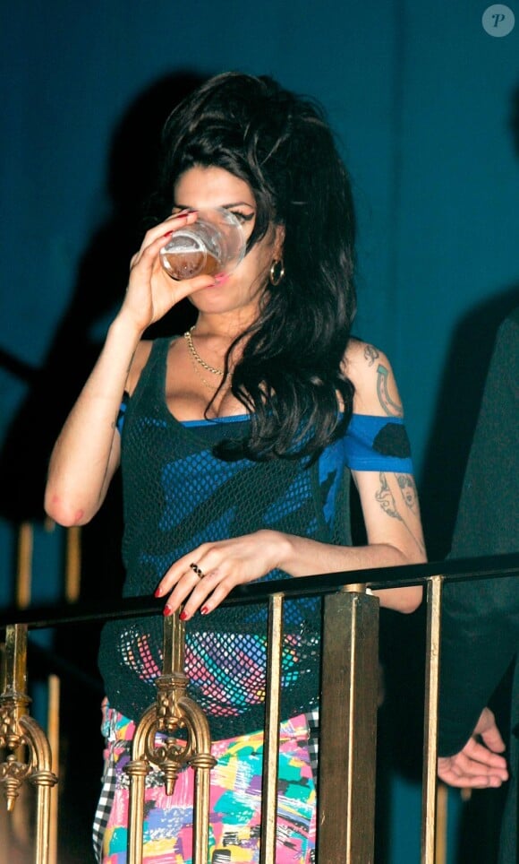 Amy Winehouse au concert de Pete Doherty en août 2010... bien allumée !