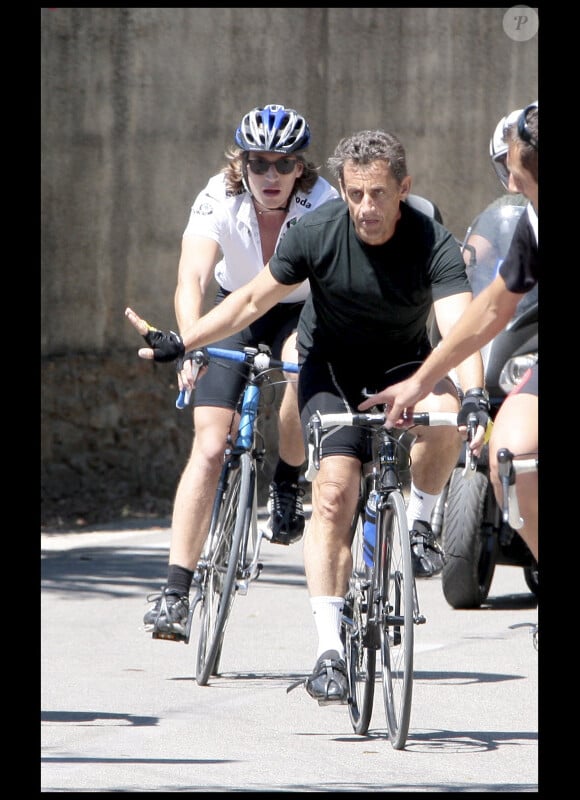 Jean et Nicolas Sarkozy font du sport, au Cap Nègre, en été 2010.