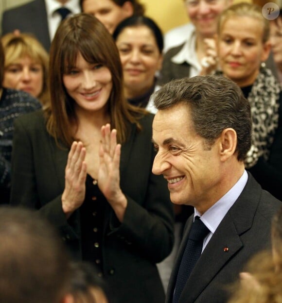 Nicolas Sarkozy et Carla Bruni en visite au Centre hospitalier Henri Duffaut, à Avignon. 21/12/2010