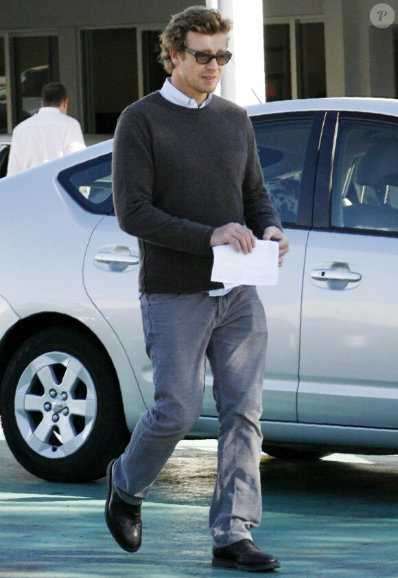 Simon Baker sort de chez le concessionnairez Toyota (Santa Monica, 6 décembre 2010)