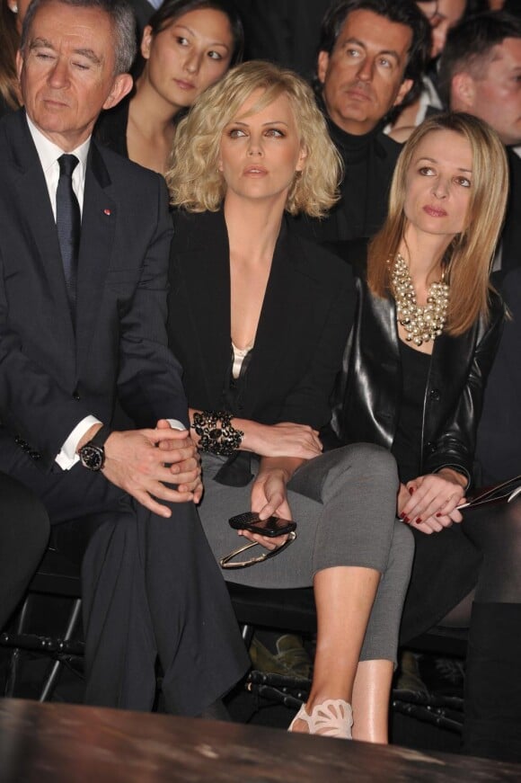 Bernard Arnault, sa fille Delphine Arnault et Charlize Theron au défilé Dior  Automne hiver  2011 à Paris, le 5 mars 2010.