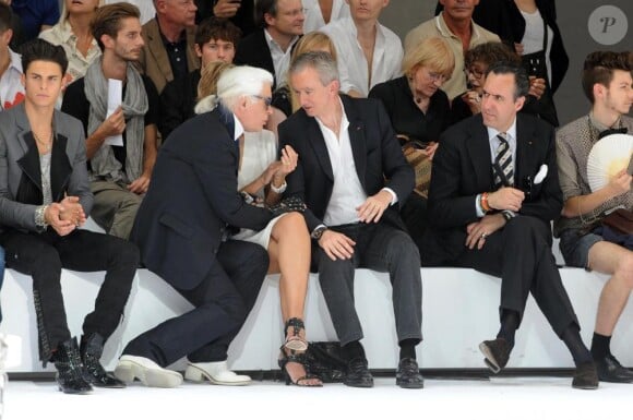 Bernard Arnault, Baptiste Giabiconi et Karl Lagerfeld au défilé Dior Homme printemps été 2011 à Paris, le 26 juin 2010.