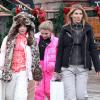 L'actrice Lori Loughlin et ses filles Isabella Rose et Olivia Jade Giannulli font du shopping à Aspen où elles passent leurs vacances de Noël le 21 décembre 2010 