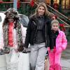 L'actrice Lori Loughlin et ses filles Isabella Rose et Olivia Jade Giannulli font du shopping à Aspen où elles passent leurs vacances de Noël le 21 décembre 2010 