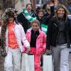 L'actrice Lori Loughlin et ses filles Isabella Rose et Olivia Jade Giannulli font du shopping à Aspen où elles passent leurs vacances de Noël le 21 décembre 2010 
