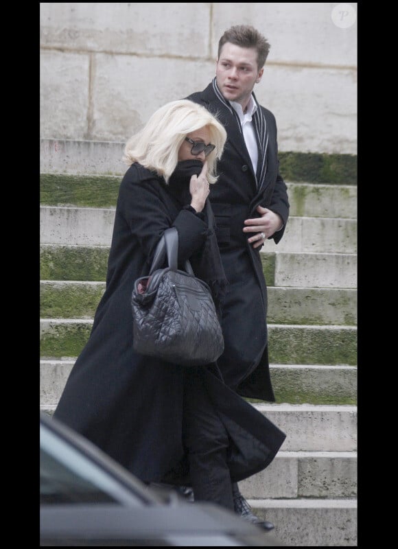 Amanda Lear aux obsèques de Gérald Nanty, le 22 décembre 2010, à Paris.