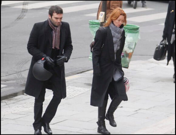 Audrey Marnay et son compagnon aux obsèques de Gérald Nanty, le 22 décembre 2010, à Paris.