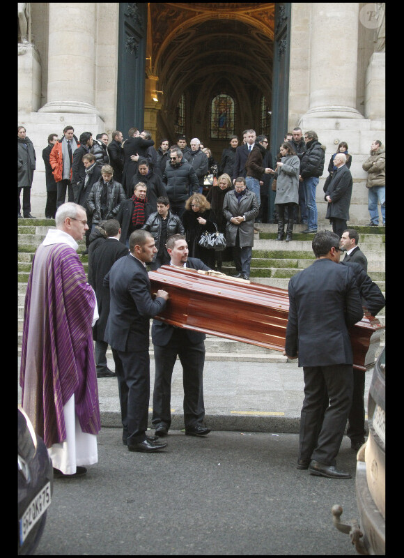 Le cercueil de Gérald Nanty, lors de ses obsèques, le 22 décembre 2010, à Paris.
